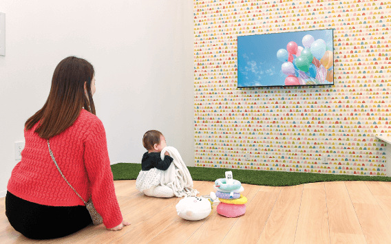 キッズスペースで遊ぶこども