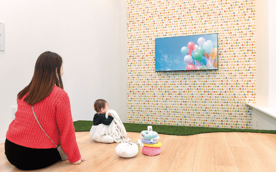 キッズスペースで遊ぶこども