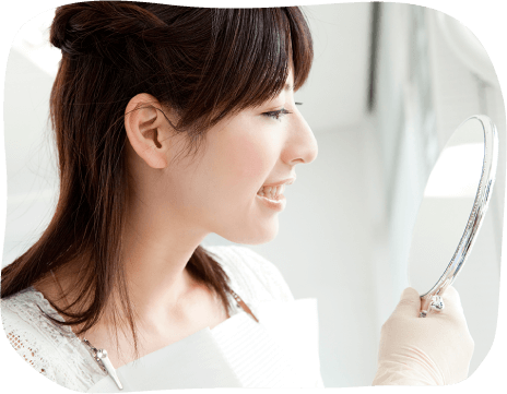 歯並びを確認する女性