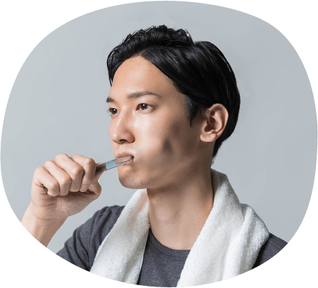 歯磨きをする男性